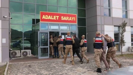 Kendini polis ve savcı olarak tanıtıp 2 milyon lira vurgun yapan 3 ş&uuml;pheli tutuklandı
