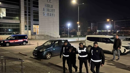 Kendini savcı olarak tanıtıp yaşlı kadının altınlarını alan 2 ş&uuml;pheli yakalandı
