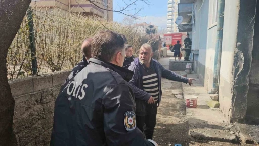 Kendini tehlikeye atan polis yangının b&uuml;y&uuml;mesini &ouml;nledi
