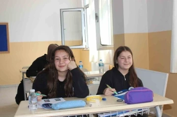 Kendisi 500 tam puan, ikizi ise 1 yanlışla 496 puan aldı
