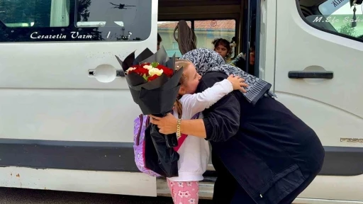 Kendisine emanet edilen minikleri &rsquo;Anne&rsquo; şefkatiyle taşıyor
