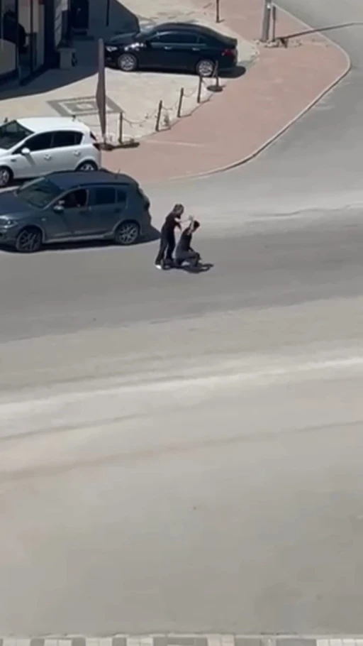 Kendisine şiddet uygulayan eşini savunan kadına vatandaşlardan tepki
