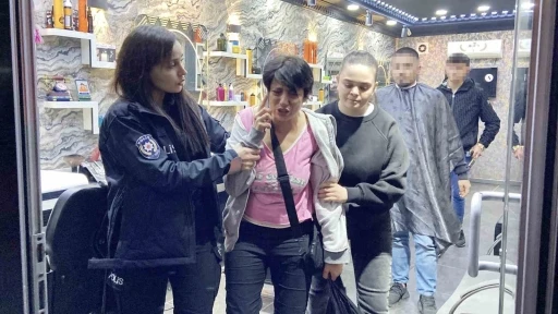 Kendisine yardımcı olmak isteyen polisi itip, &quot;Köpek gibi bekliyorlar&quot; diye şikayet etti
