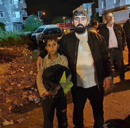 Kendisini ezilmekten kurtaran kişiyle g&ouml;r&uuml;ş&uuml;p elini &ouml;pt&uuml;
