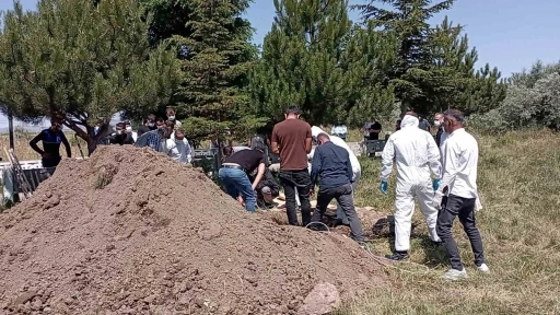 Kene tutunması sonucu &ouml;len Dursun Almamış, KKKA tedbirleri alınarak defnedildi
