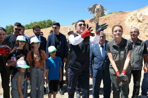 Kenelere karşı m&uuml;cadele s&uuml;r&uuml;yor: Tunceli&rsquo;de 500 kınalı keklik doğaya salındı
