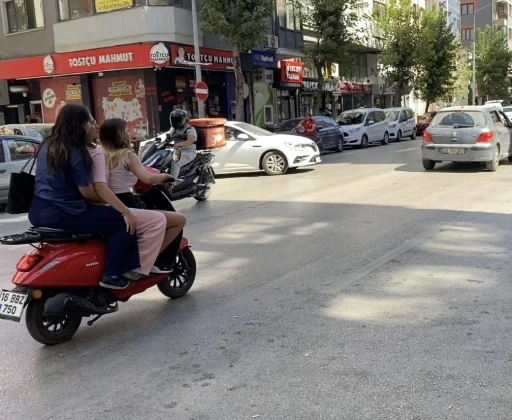 Kent merkezinde ilginç görüntü: 3 kadın aynı motosiklete bindi
