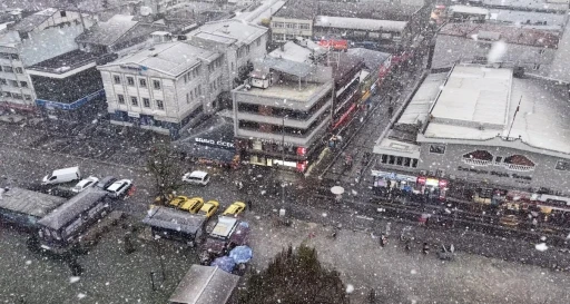 Kent merkezinde lapa lapa yağan kar havadan g&ouml;r&uuml;nt&uuml;lendi
