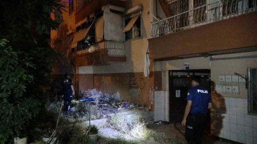 Kentsel d&ouml;n&uuml;ş&uuml;mdeki apartmanda &ccedil;ıkan yangın mahalleliyi sokağa d&ouml;kt&uuml;
