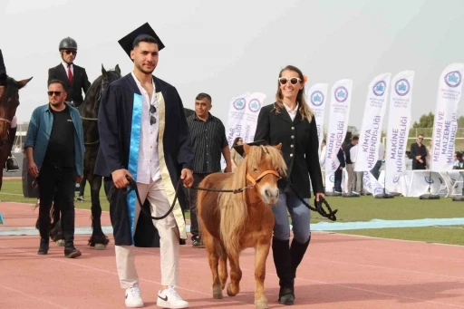 Kep takan sevimli at, 4 bin 500 öğrenci ile birlikte mezun oldu
