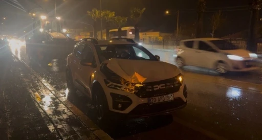 Kep&ccedil;e ile &ccedil;arpışan otomobilde maddi hasar meydana geldi
