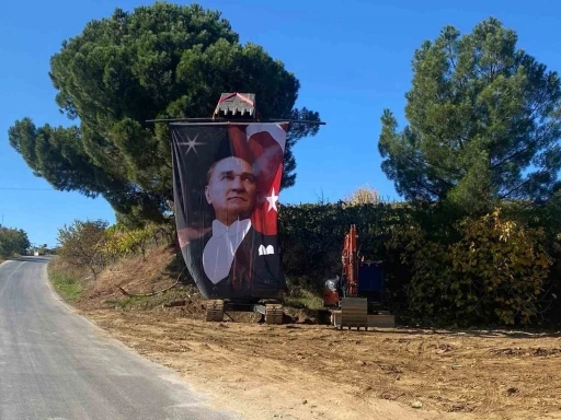 Kepçe operatöründen anlamlı cumhuriyet kutlaması