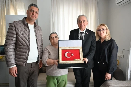 Kepez Belediye Başkanı Kocag&ouml;z&rsquo;den şehit annesine ziyaret
