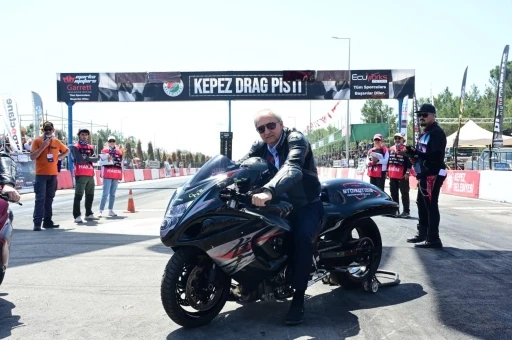Kepez Belediye Başkanı Kocag&ouml;z, hız tutkunlarının heyecanına ortak oldu
