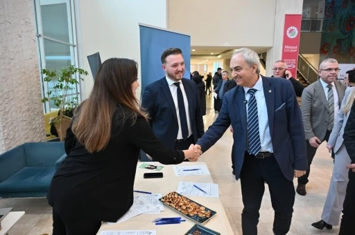 Kepez&rsquo;de iş arayanlarla işverenler aynı &ccedil;atı altında buluştu
