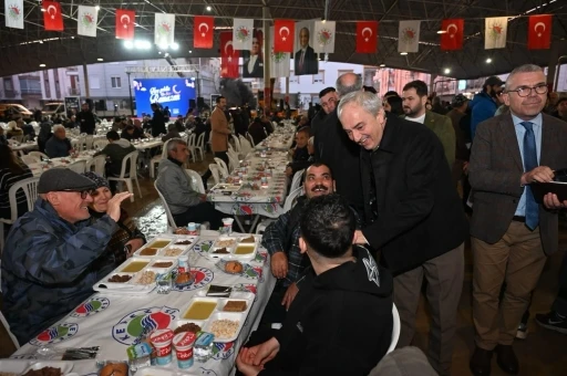 Kepez&rsquo;de Ramazan bereketi iftar sofraları kuruldu, lokmalar dağıtıldı
