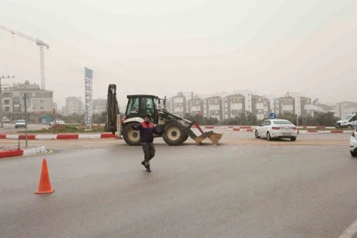 Kepez&rsquo;de yağış sonrası bozulan yollara m&uuml;dahale
