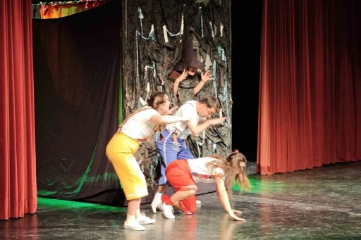 Kepez Kent Tiyatrosu yılın ilk &ccedil;ocuk oyununu sahneledi
