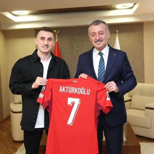 Kerem Akt&uuml;rkoğlu&rsquo;ndan Başkan B&uuml;y&uuml;kakın&rsquo;a ay-yıldızlı forma
