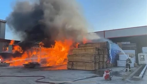 Kereste deposunda yangın
