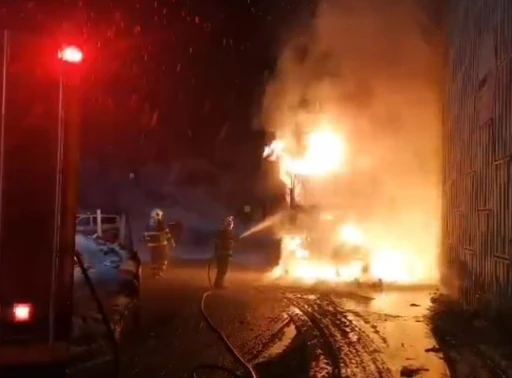 Kereste y&uuml;kl&uuml; kamyon alev alev yandı
