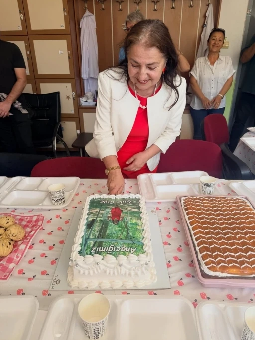 Keşan&rsquo;da 41 yıllık &ouml;ğretmen g&ouml;zyaşlarıyla emekliliğe uğurlandı
