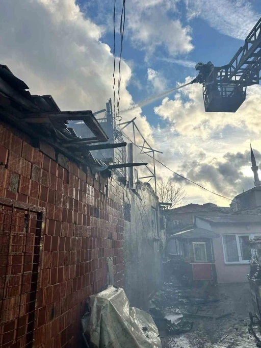 Keşan&rsquo;da &ccedil;atı yangını
