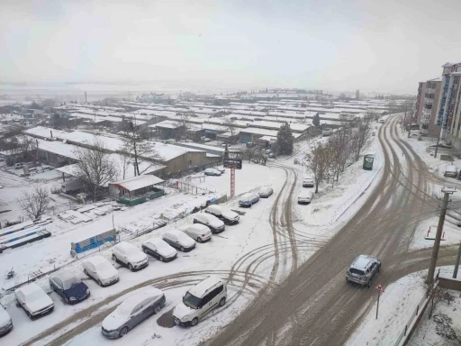 Keşan&rsquo;da etkili olan kar yağışı nedeniyle taşımalı eğitime 1 g&uuml;n ara verildi
