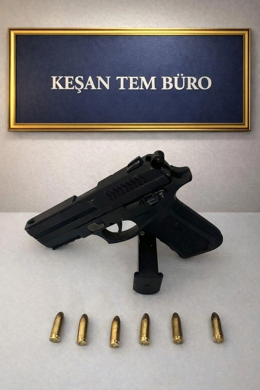 Keşan&rsquo;da hastaneye giden ş&uuml;phelinin &uuml;zerinden ruhsatsız tabanca ele ge&ccedil;irildi
