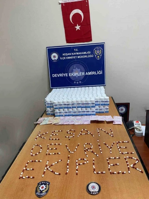 Keşan’da park halindeki araçta 16 bin 744 adet uyuşturucu hap ele geçirildi
