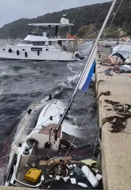 Keşan&rsquo;da tekne battı, &ccedil;atılar u&ccedil;tu, iş yerleri hasar g&ouml;rd&uuml;
