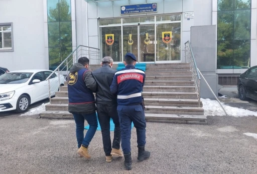 Kesinleşmiş 25 yıl cezayla aranan ş&uuml;pheliyi jandarma yakaladı
