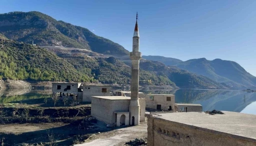 Kıbrıs&rsquo;a i&ccedil;me suyu sağlayan baraj doldu, insan silueti ortaya &ccedil;ıktı
