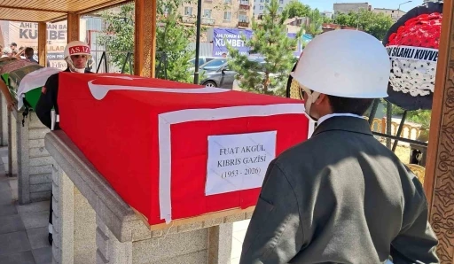 Kıbrıs Gazisi Fuat Akg&uuml;l son yolculuğuna uğurlandı
