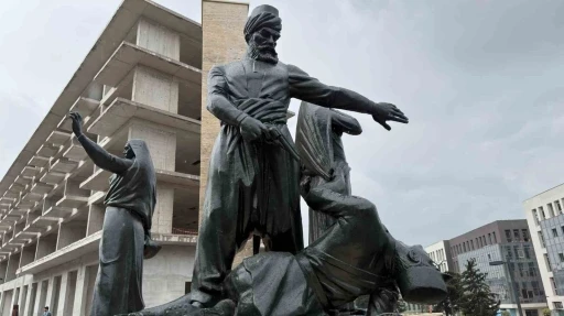 Kıbrıs Meydanı&rsquo;ndaki anıt yeniden ait olduğu yerde
