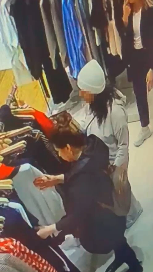 Kılıktıktan kılığa giren cep telefonu hırsızı kadın kamerada
