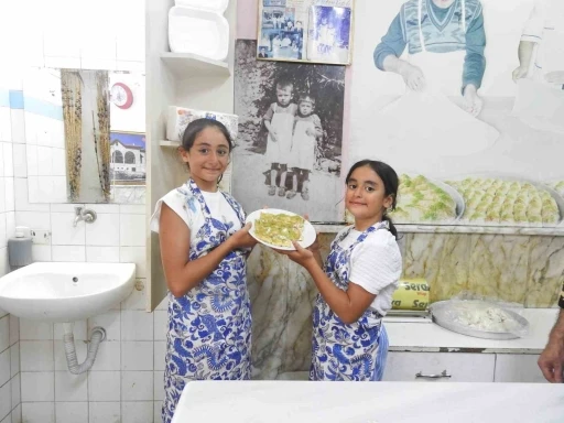 Kilis’te 5. kuşak minik ustalar, katmer yapmayı öğreniyor
