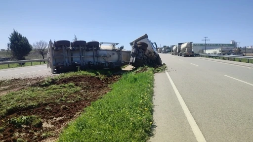 Kilis&rsquo;te beton mikseri devrildi
