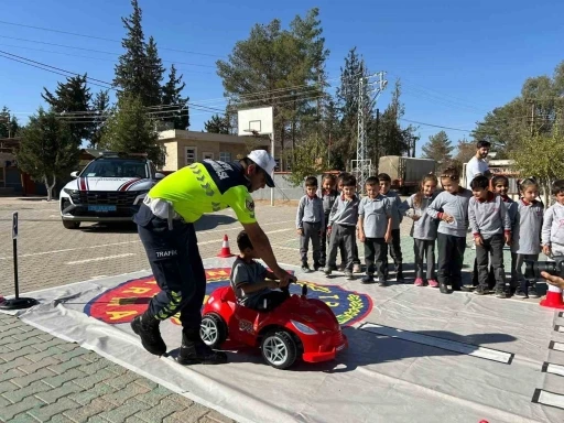 Kilis’te ilkokul öğrencilerine mobil trafik aracıyla eğitim verildi
