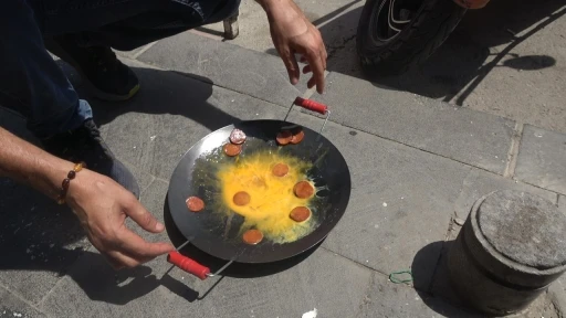 Kilis’te kavurucu sıcakta betonun üzerinde sucuklu yumurta pişirildi
