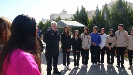 Kilis&rsquo;te lise &ouml;ğrencilerinden deprem tatbikatı
