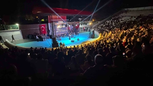 Kilis&rsquo;te Millet Bah&ccedil;esi&rsquo;nde a&ccedil;ık hava konserine yoğun ilgi
