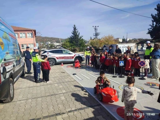Kilis’te öğrencilere ‘Mobil Trafik Aracı’ ile trafik eğitimi verildi
