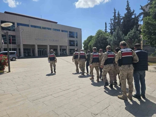 Kilis’te sit alanında kaçak kazı yapan 5 şüpheli suçüstü yakalandı
