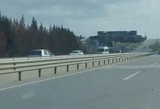 Kilometrelerce ters y&ouml;nde ilerledi, faciaya ramak kaldı
