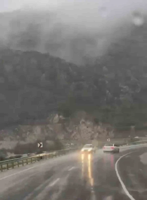 Kilometrelerce ters y&ouml;nde ilerledi, kaza kıl payı atlatıldı
