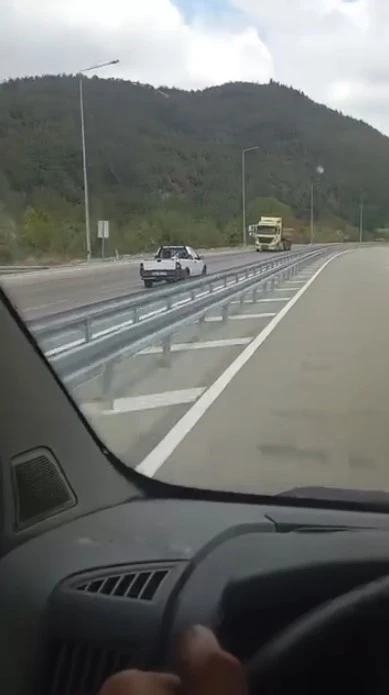 Kilometrelerce yolu ters şeritten gitti
