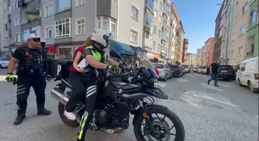 Kimliğini evde unutan &ouml;ğrenciyi polis sınava yetiştirdi
