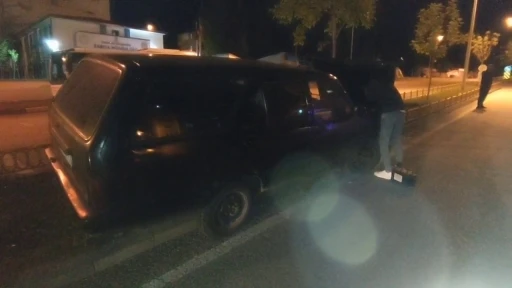 Kıontrolden çıkan otomobil refüje çıktı
