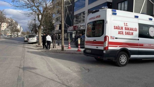 Kiracı, d&uuml;kkan sahibini g&ouml;ğs&uuml;nden bı&ccedil;akladı
